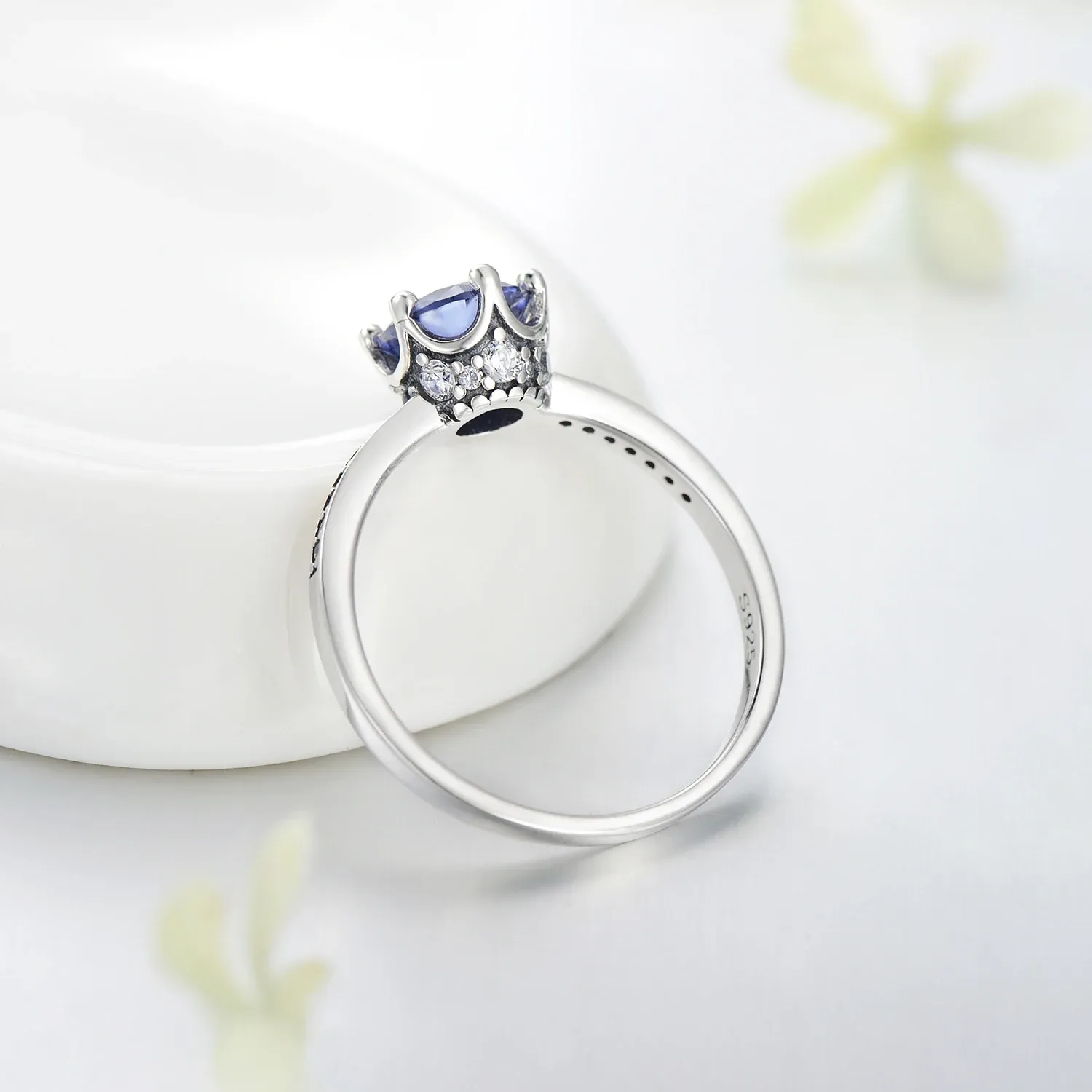 טבעת כתר מכסף 925 עם זירקון ושיבוץ קריסטלים לנשים